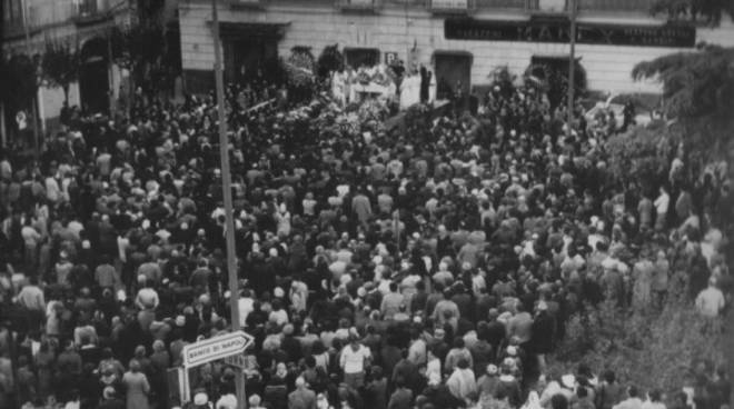 funerali-in-piazza-27-11-1980-2313859.jpg