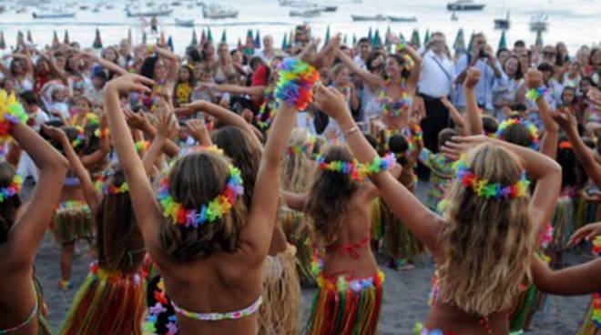 Positano successo della festa hawaiana video - Positanonews