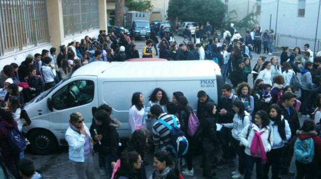 amalfi-il-liceo-marini-continua-la-protesta-contro-la-sita.jpg