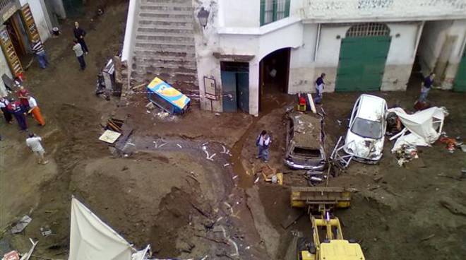 la-piazza-di-atrani-dopo-la-alluvione.jpg