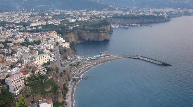 meta-di-sorrento-gli-stabilimenti-devono-smontare.jpg