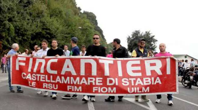 blocco-della-statale-per-la-penisola-sorrentina-per-sciopero-fincantieri-a-castellammare-caos.jpg