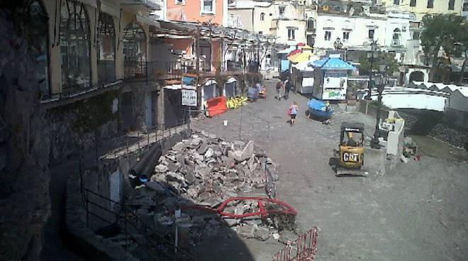 Positano_Ancora_Con_Lavori_Al_Molo_Con_La_Stagione_Alle_Porte.jpg