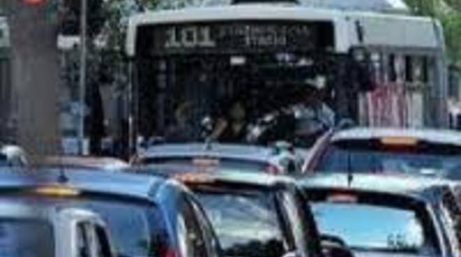 costiera-amalfitana-paralizzata-dagli-autobus.jpg