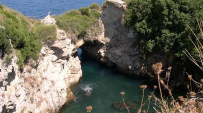 sorrento-tuffi-sugli-scogli-paura-per-due-turisti.jpg