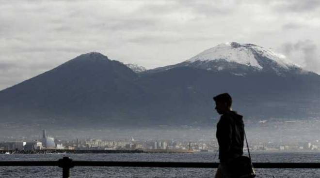 maltempo-temperature-rigide-a-napoli-imbiancata-la-vetta-del-vesuvio.jpg