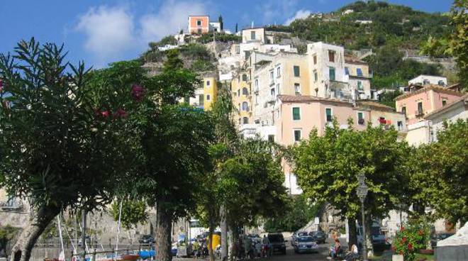 minori-costa-d-amalfi-stabilimenti-e-mercatini-settimanali.jpg