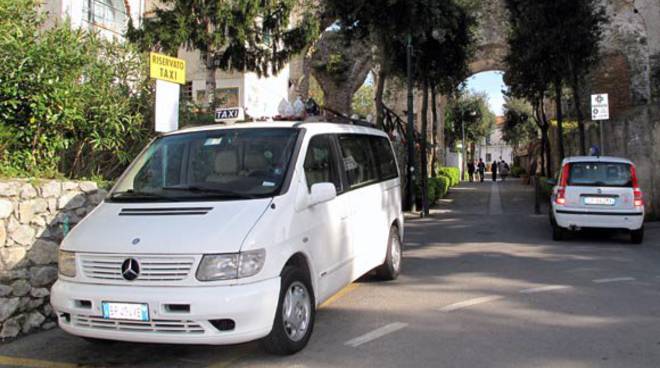 ravello-fermata-soppressa-in-via-boccaccio-protestano-tutti-anche-i-taxi.jpg