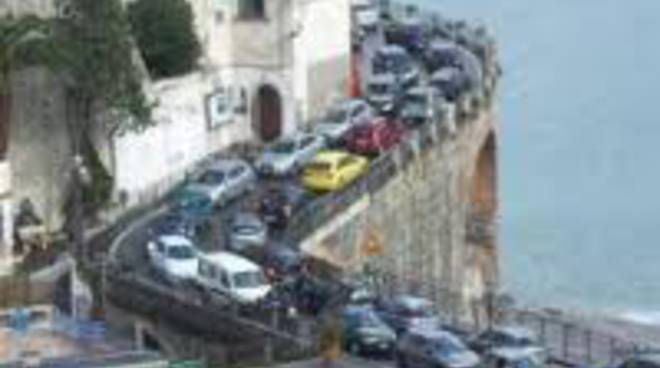 Traffico_A_Castiglione_Di_Ravello_Caos_In_Costiera_Amalfitana_Ausiliari_Scomparsi.jpg