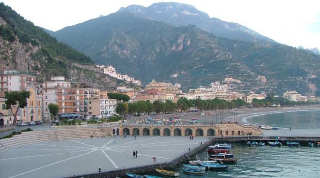 Maiori_Ragazzo_In_Spiaggia_Perde_Conoscenza_E_Strada_Bloccata_Per_Concerto_Di_Venditti.jpg