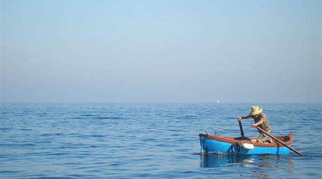 Minori Salvatore Criscuolo recupera la barca a Capri e torna remando