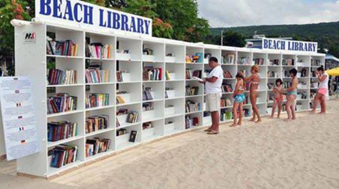 Una beach library