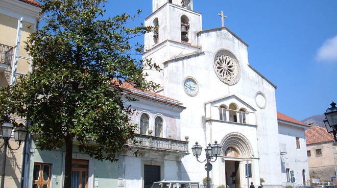 Chiesa in piazza Capasso Bomerano.jpg