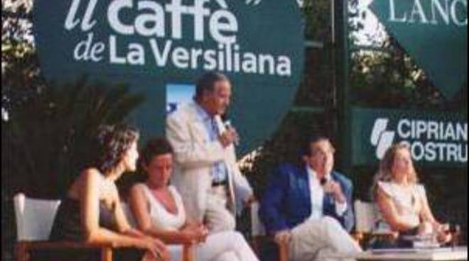 Romano Battaglia (in piedi), Pierfranco Bruni e Claudia Gerini a “il Caffè de La Versiliana ” durante la presentazione di un romanzo di Pierfranco Bruni, di qualche anno fa.