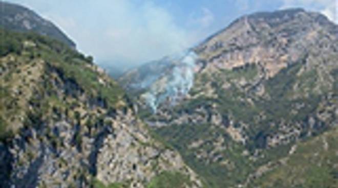 amalfi-incendio-a-valle-delle-ferriere-foto-71606.jpg