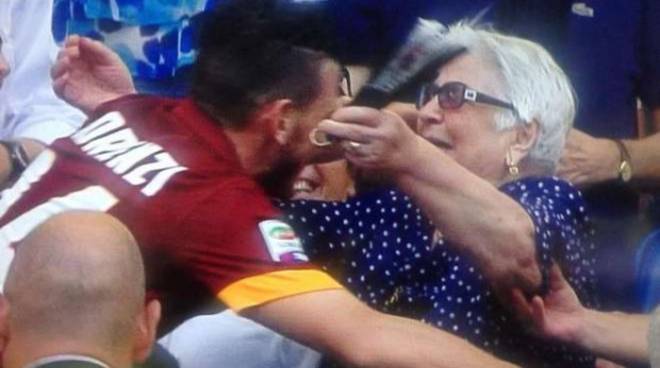 Florenzi abbraccia nonna.jpg