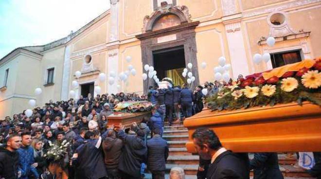 20150124_funerali_macerata_campania.jpg