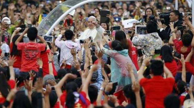 bergoglio-tra-la-folla-a-manila-2.jpg