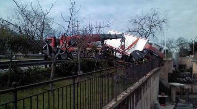 20150310_incidente_tir_auto_santa_maria_a_vico.jpg