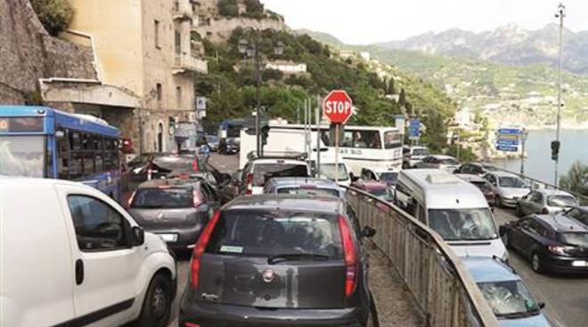 costa-d-amalfi-traffico-ancora-in-tilt-un-ora-da-21451_Public_Notizie_270_470_3.jpg