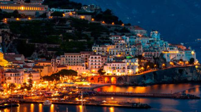 AMALFI, CARTOLINA TURISTICA DI BELLEZZA NEL MONDO