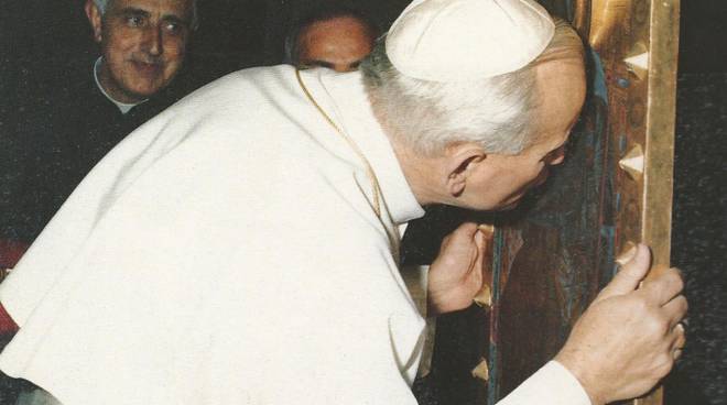 Il Papa san Giovanni Paolo II bacia l'icona della Madonna di Positano.