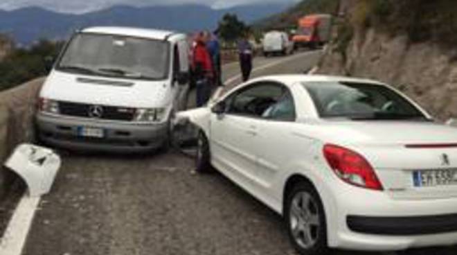 incidente-a-capo-d-orso-frontale-tra-due-auto-tr-94380.jpg