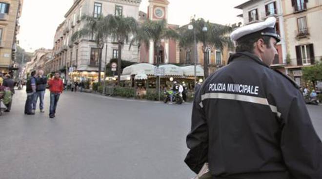 VIGILI_URBANI_SORRENTO_PIAZZA_TASSO_Public_Notizie_270_470_3[0].jpg