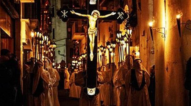 la-processione-del-cristo-morto-ad-amalfi-tra-fed-131063.jpg