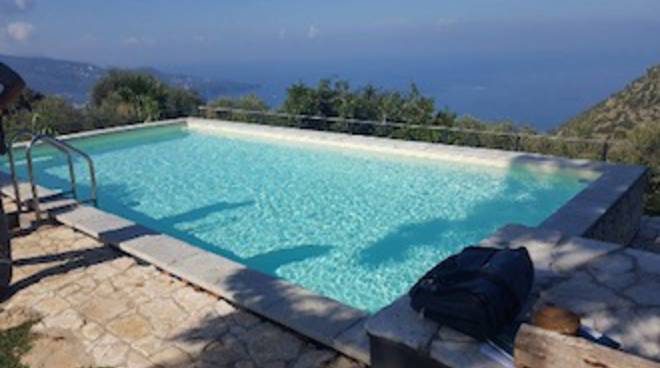 Piscina vista mare.jpg