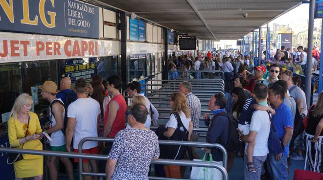 Partenze e controlli al porto di Napoli