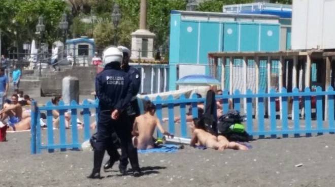 costa-d-amalfi-nudo-integrale-in-spiaggia-vigil-164416