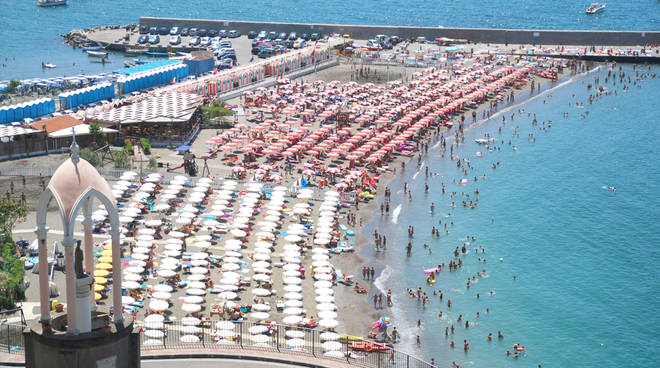 spiaggia-meta-di-sorrento-violenza