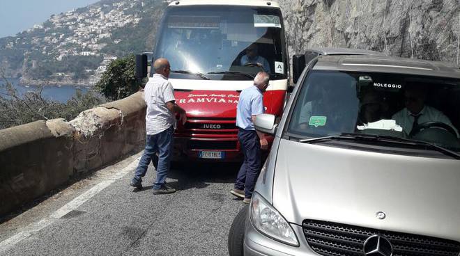 Furore Costa d'Amalfi traffico bloccato da autobus turistico