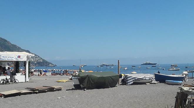 Positano meravigliosa da Lucibello a Laurito Da Adolfo ecco gli yacht che ci sono oggi