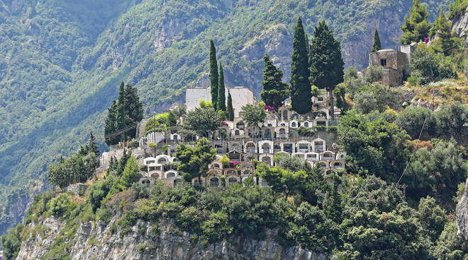 cimitero-di-positano-74379219.jpg