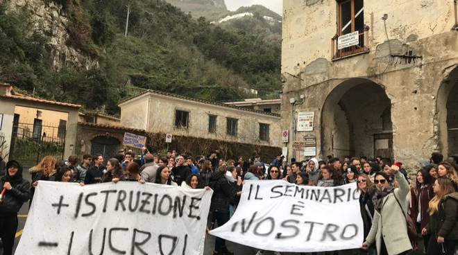 Manifestazione studentesca Amalfi ex seminario