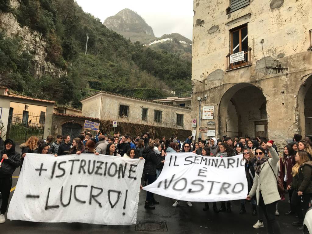 Manifestazione studentesca Amalfi ex seminario