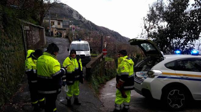 Sant'Agnello protezione civile sparge il sale contro neve e ghiaccio sulle strade