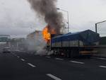 Camion incendiato all'uscita di Castellammare per Sorrento 