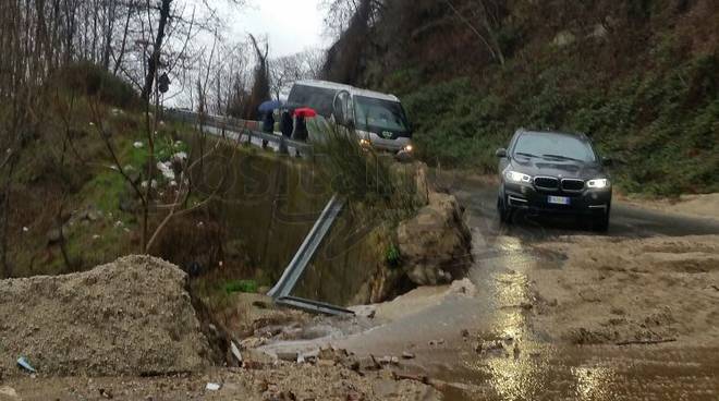 Ravello frana sul Valico di Chiunzi stava per essere travolto da bus. Turisti terrorizzati a piedi