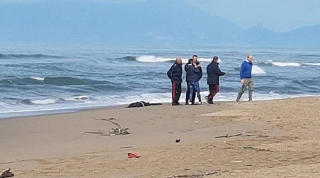 Scolaresca rinviene il cadavere di una donna sulla spiaggia di Capaccio Paestum