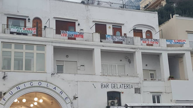 Striscioni di protesta ai balconi di Marina Grande di Capri