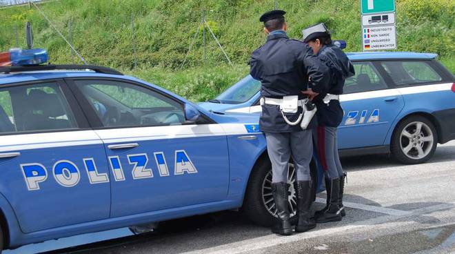 Sull'A16 baby teppisti lanciano sassi e palle da biliardo sulle auto