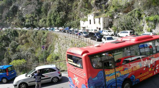 costiera amalfitana positano traffico caos