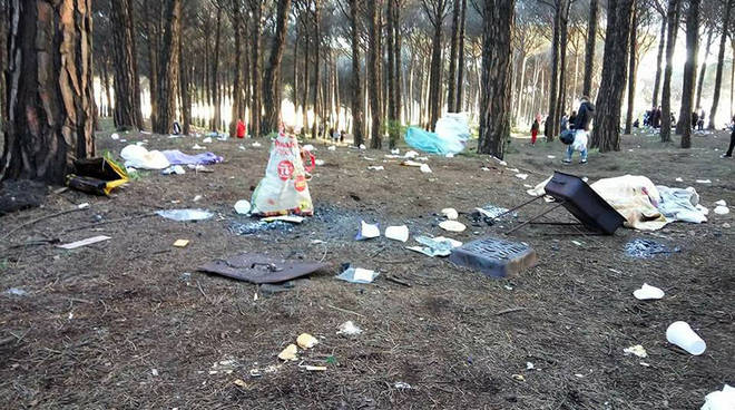 Dopo Pasquetta le pinete del Vesuvio restano sporche