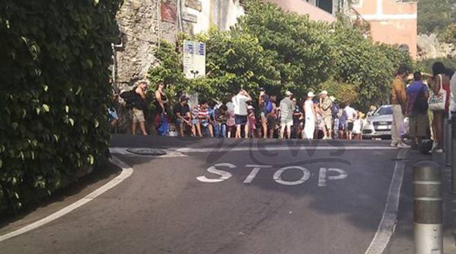 Positano turisti a piedi 