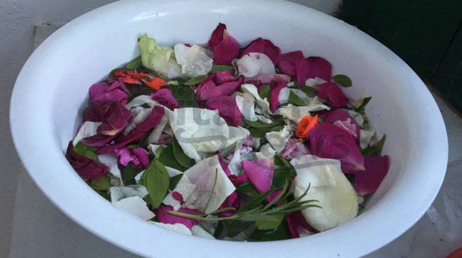 L'Ascensione e la tradizione in Costiera di lavare il viso con acque e petali di rosa