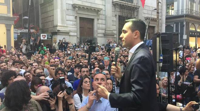 Napoli. La folla in via Toledo acclama Di Maio