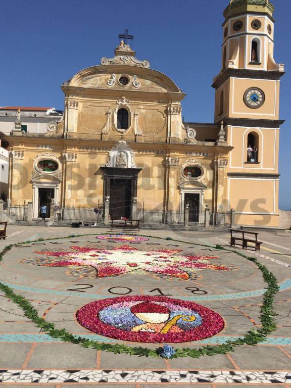 Praiano. L'Infiorata della Parrocchia di San Gennaro di Vettica Maggiore per il Corpus Domini